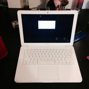 White macbook 13in