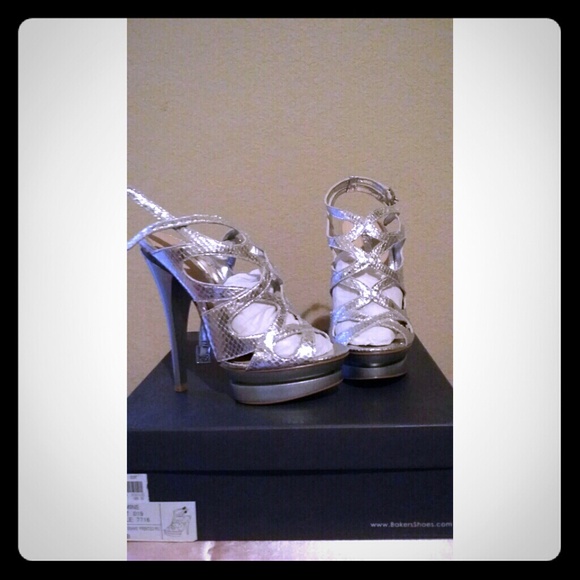 Halston brand heels by Bakers,  New in box - Picture 2 of 3