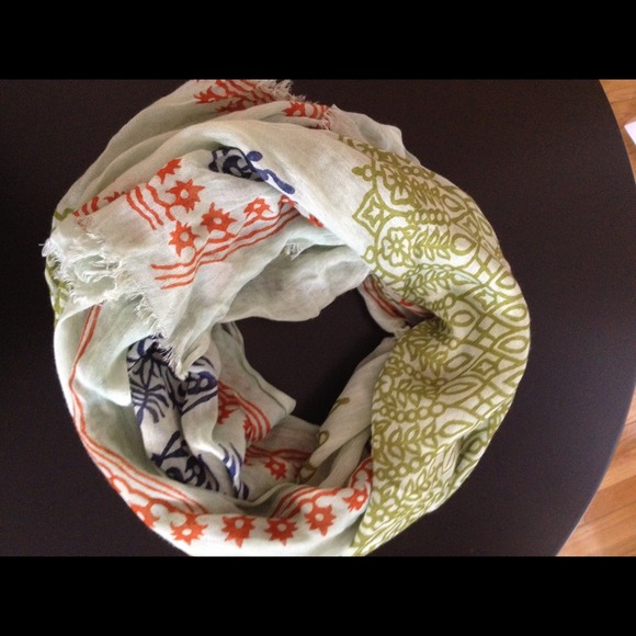 Accessories - 💢Sold in Bundle💢 Beautiful spring scarf