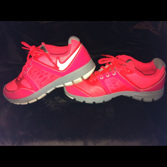 Nike free shoes ... Womens sz 6