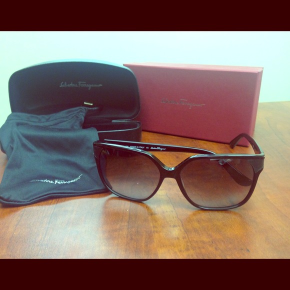 PRICE CUT!!!!! Small scratch in lens