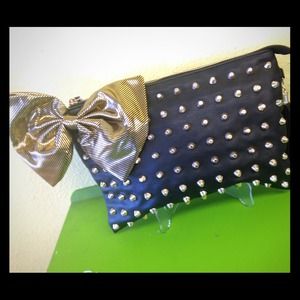 🙅SOLD🙅 A stud soft clutch Black/Gold