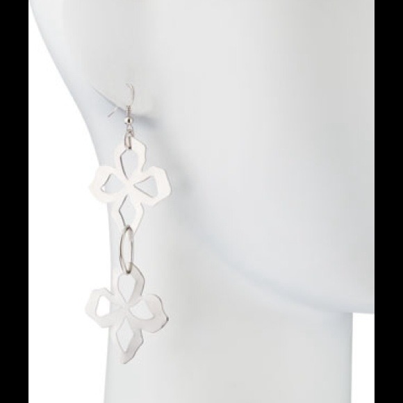 Silver flower necklace and earrings - Picture 3 of 4