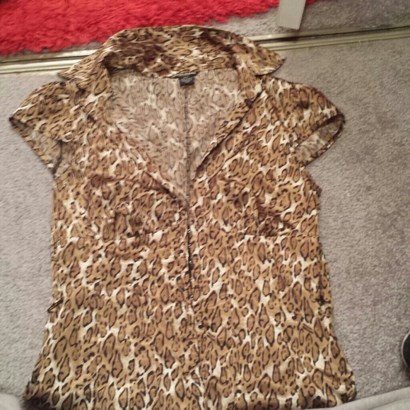 Traded Guess cheeath stretchy shirt