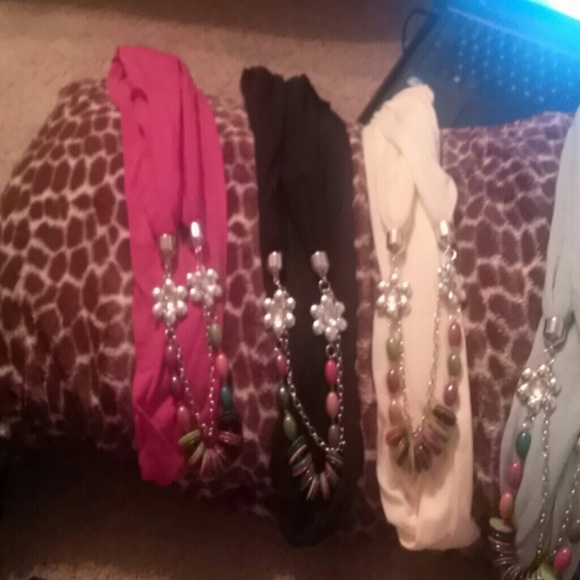 PRICE REDUCED!!!! Scarves - Picture 1 of 2