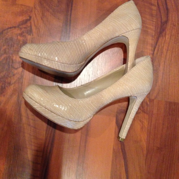 BCBGenerations textured neutral color heels - Picture 2 of 4