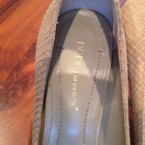 BCBGenerations textured neutral color heels - Picture 4 of 4