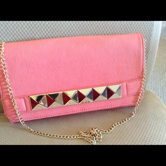 💕Very elegant Izzy and Ali pretty peach clutch 💕