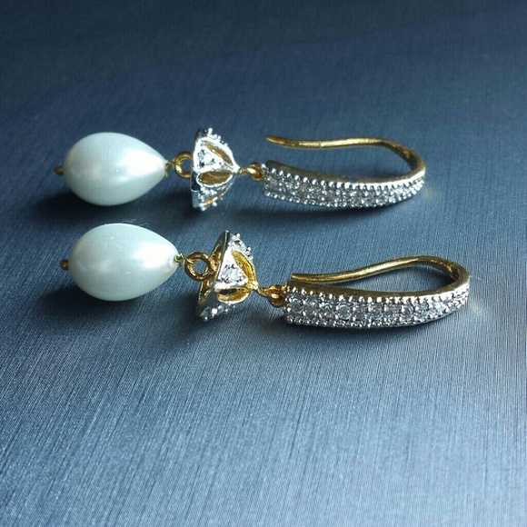 2X ⭐️ HOST PICK ⭐️ Elegant CZ pearl earrings - Picture 2 of 4