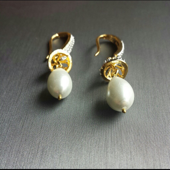 2X ⭐️ HOST PICK ⭐️ Elegant CZ pearl earrings - Picture 3 of 4