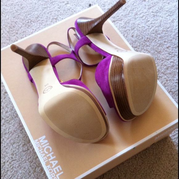 ⚡️SALE⚡️Michael Kors Brayson Suede Platform Heels - Picture 3 of 3