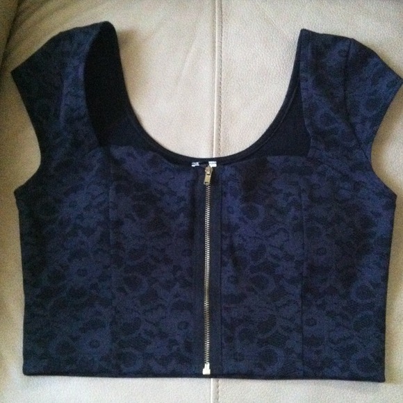 Grey floral lace pattern crop top NWT