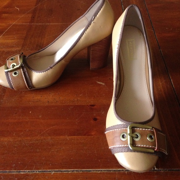 BLOWOUT Camel buckle shoes