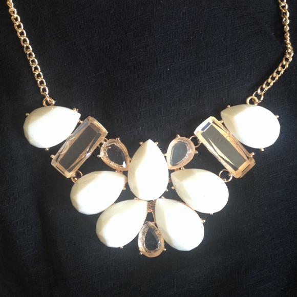 NEW Faux Rhinestone Bib Necklace - Picture 2 of 2