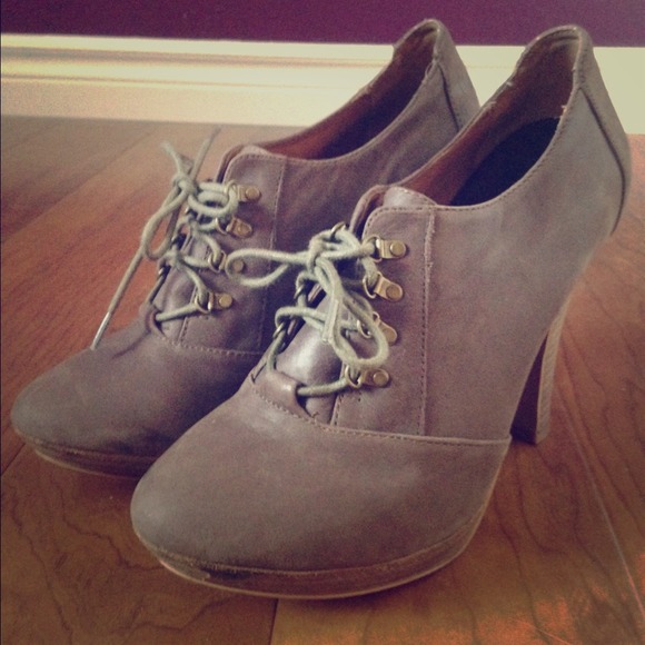Vintage style brown bootie heels!!
