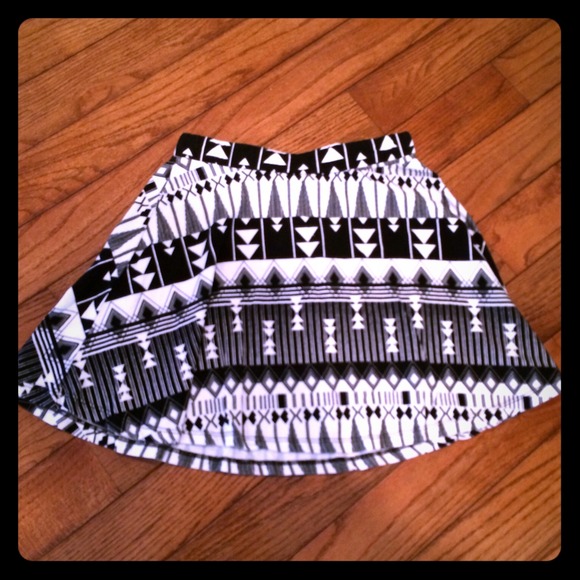 Charlotte Russe High Waisted Skirt. - Picture 1 of 2