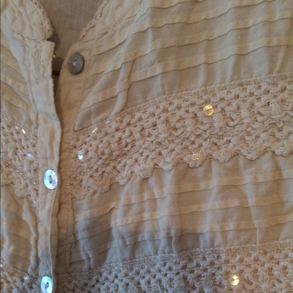 Fun cream colored blouse - Picture 2 of 3