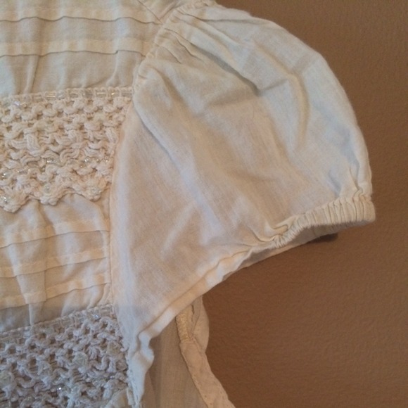 Fun cream colored blouse - Picture 3 of 3