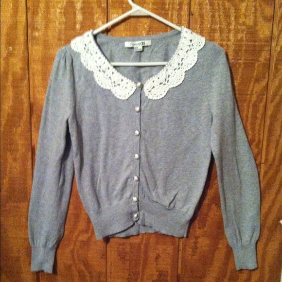 Adorable Forever 21 sweater w/ lace appliqué