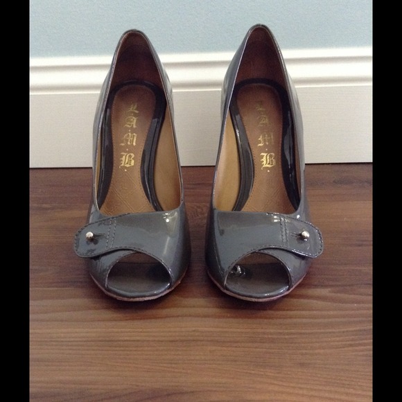 Heels w LAMB box.*Damaged* - Picture 1 of 4
