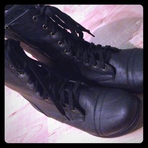 🎀BRAND NEW COMBAT BOOTS🎀