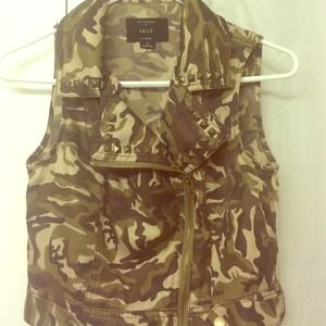 Camo Cropped studded vest