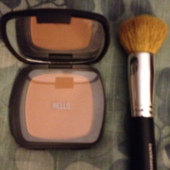 SOLD🌟🌟🌟🌟Bareminerals foundation/brush
