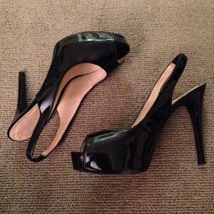 GUESS black patent leather peep toe pumps