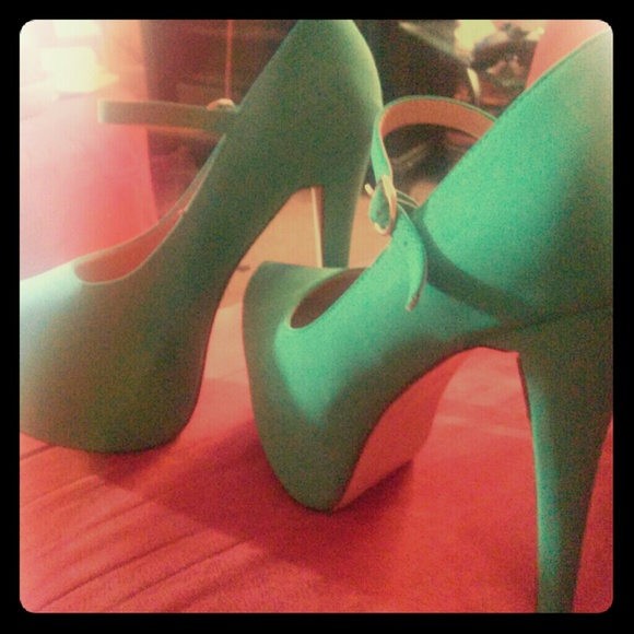 ~*SOLD~*Mint color platform mary jane heels