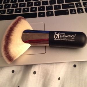 Like new It Cosmetics Fat Fan Brush