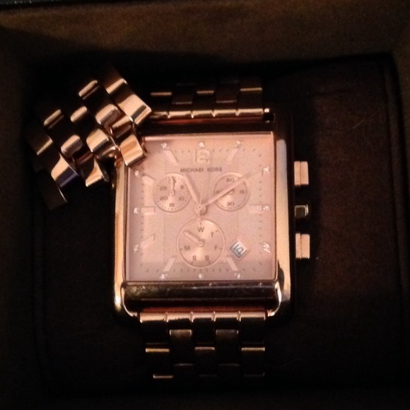 100% Authentic Michael Kors Rose Gold Watch display picture 1