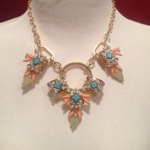 STUNNING STATEMENT NECKLACE