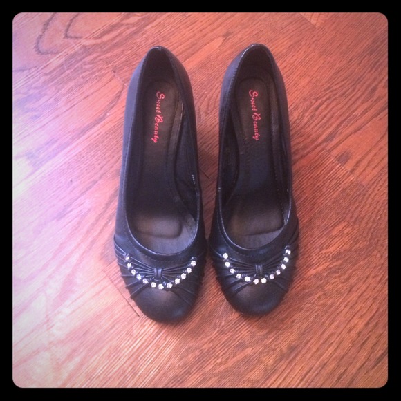 Black wedges