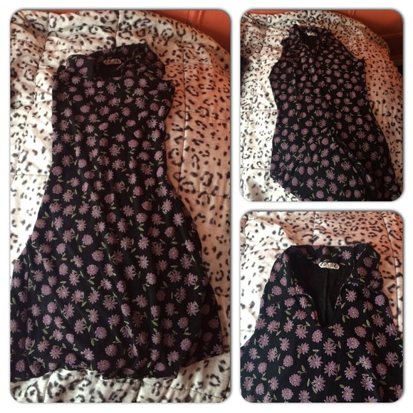 Very cute short summer dress. Pretty design.