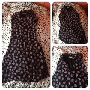 Very cute short summer dress. Pretty design.