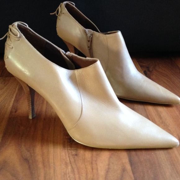 ALFANI Cream heels Never Worn Size 10