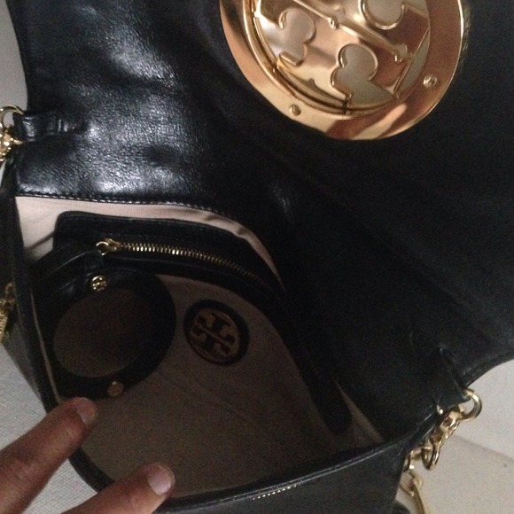 🚫SOLD🚫Tory Burch Logo Clutch - Picture 3 of 4