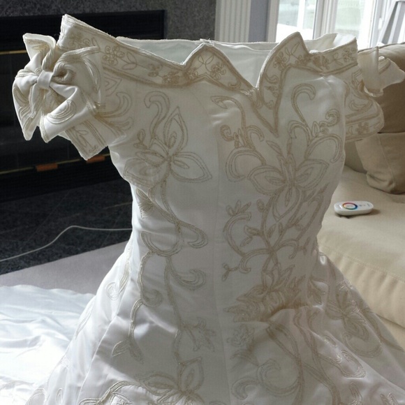 Wedding - Unique gold-stitched ivory princess gown - Picture 2 of 4