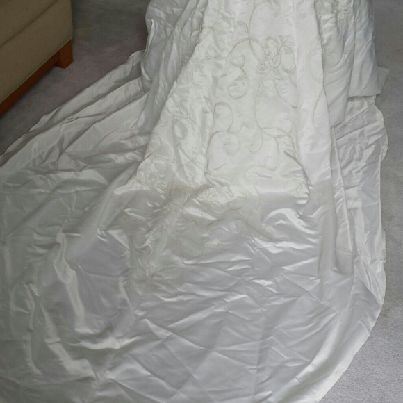 Wedding - Unique gold-stitched ivory princess gown - Picture 3 of 4