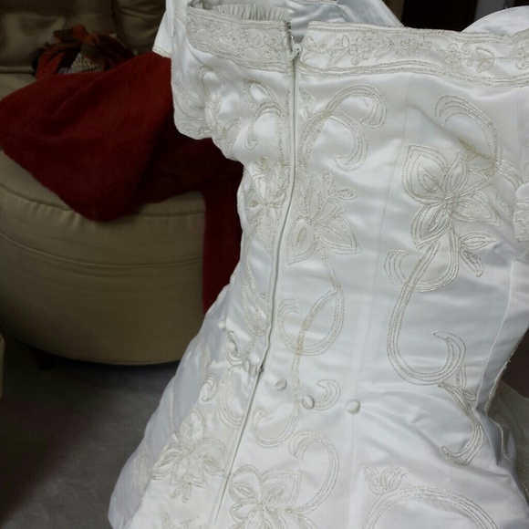 Wedding - Unique gold-stitched ivory princess gown - Picture 4 of 4