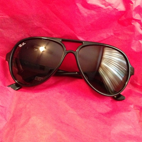 Reserver for  @pakendall 💯%Authentic ray-ban