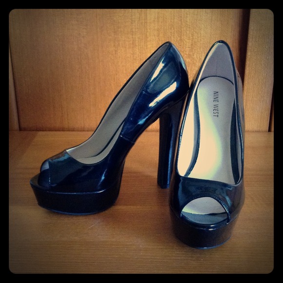 Nine West Black peep toe pumps!