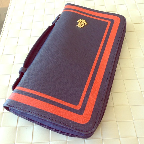 Tory Burch Handbags - 🎉HP🎉 💯TORY BURCH clutch