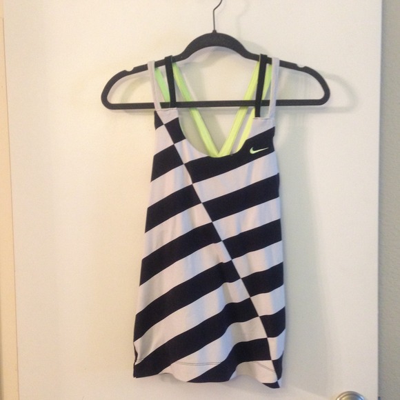 ❌Bundled Nike workout /running top (2/$15) - Picture 2 of 3