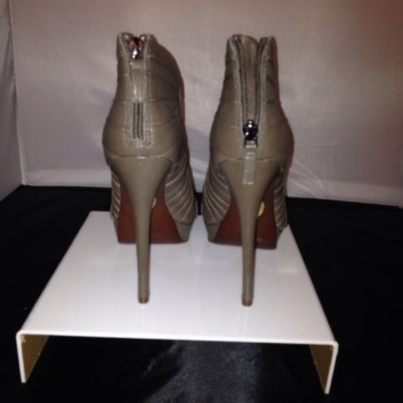 Elie Tahari cut out booties 37.5