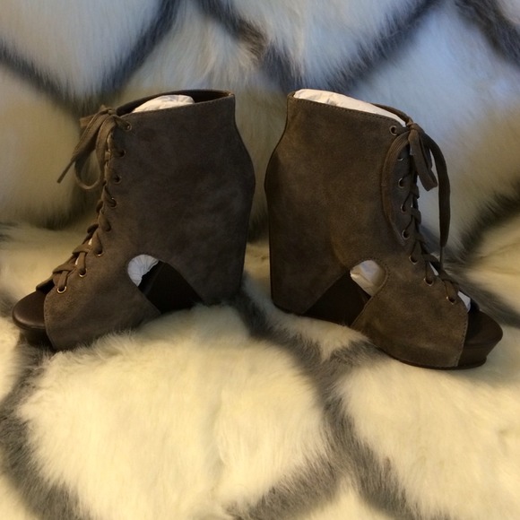 SOLD Lucky Brand suede Nellie booties 7M - Picture 2 of 4