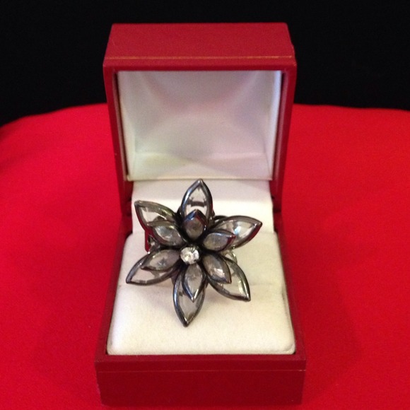 Silver//graphite shining flower ring!