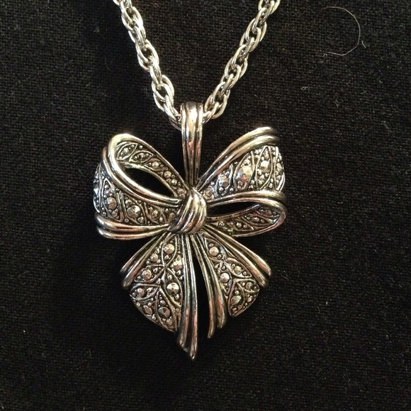 Bow necklace w/matching earrings - Picture 2 of 3