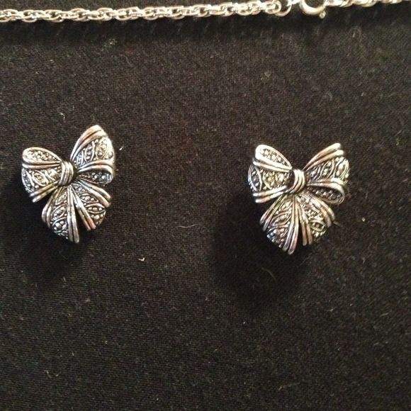 Bow necklace w/matching earrings - Picture 3 of 3