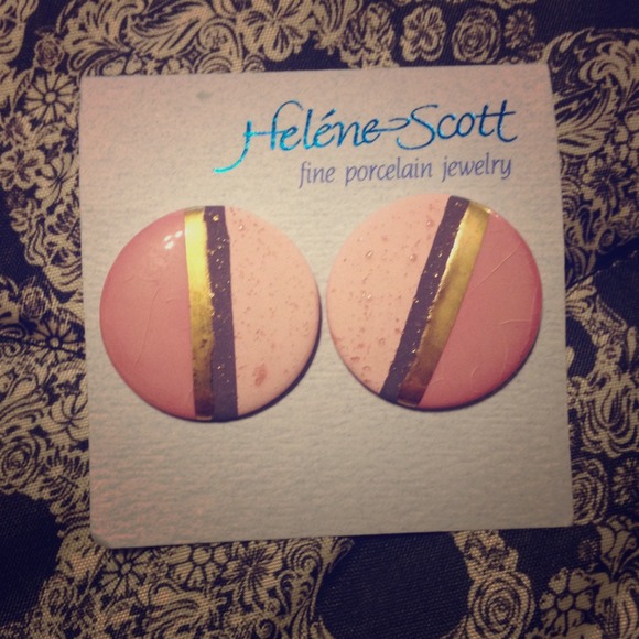 Porcelain stud earrings💕4/$10⚡️